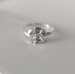 Adjustable plumeria ring